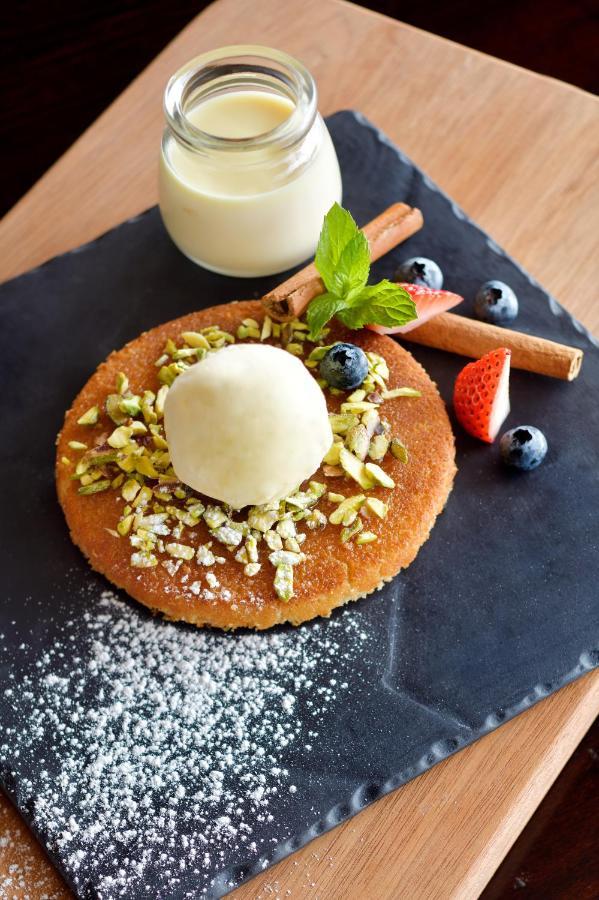 Intercontinental Jeddah By Ihg Hotel Exterior photo Basbousa with ice cream
