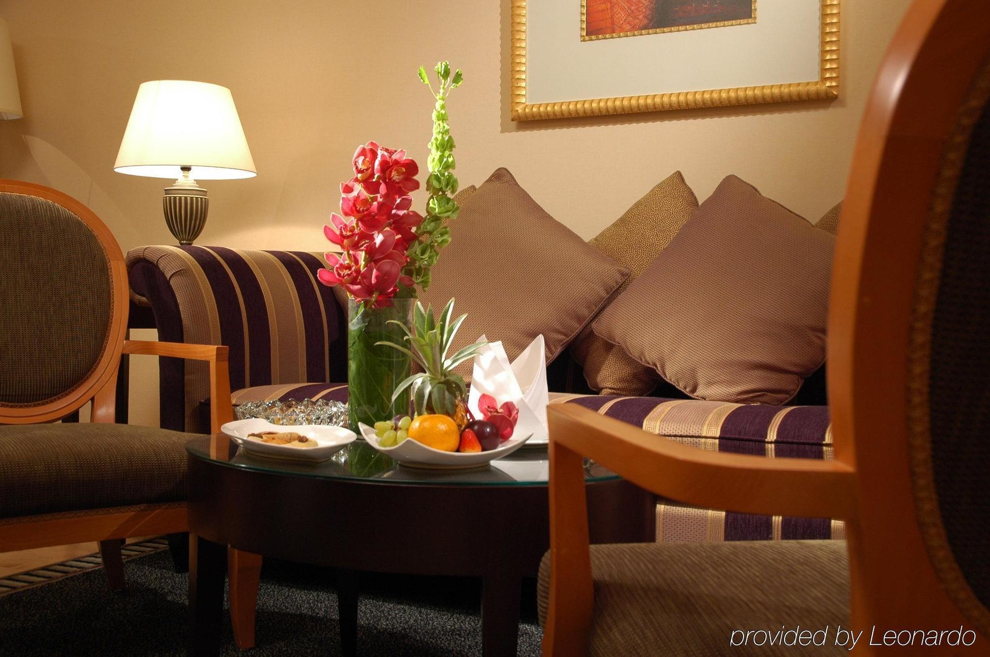 Intercontinental Jeddah By Ihg Hotel Room photo A suite at the hotel