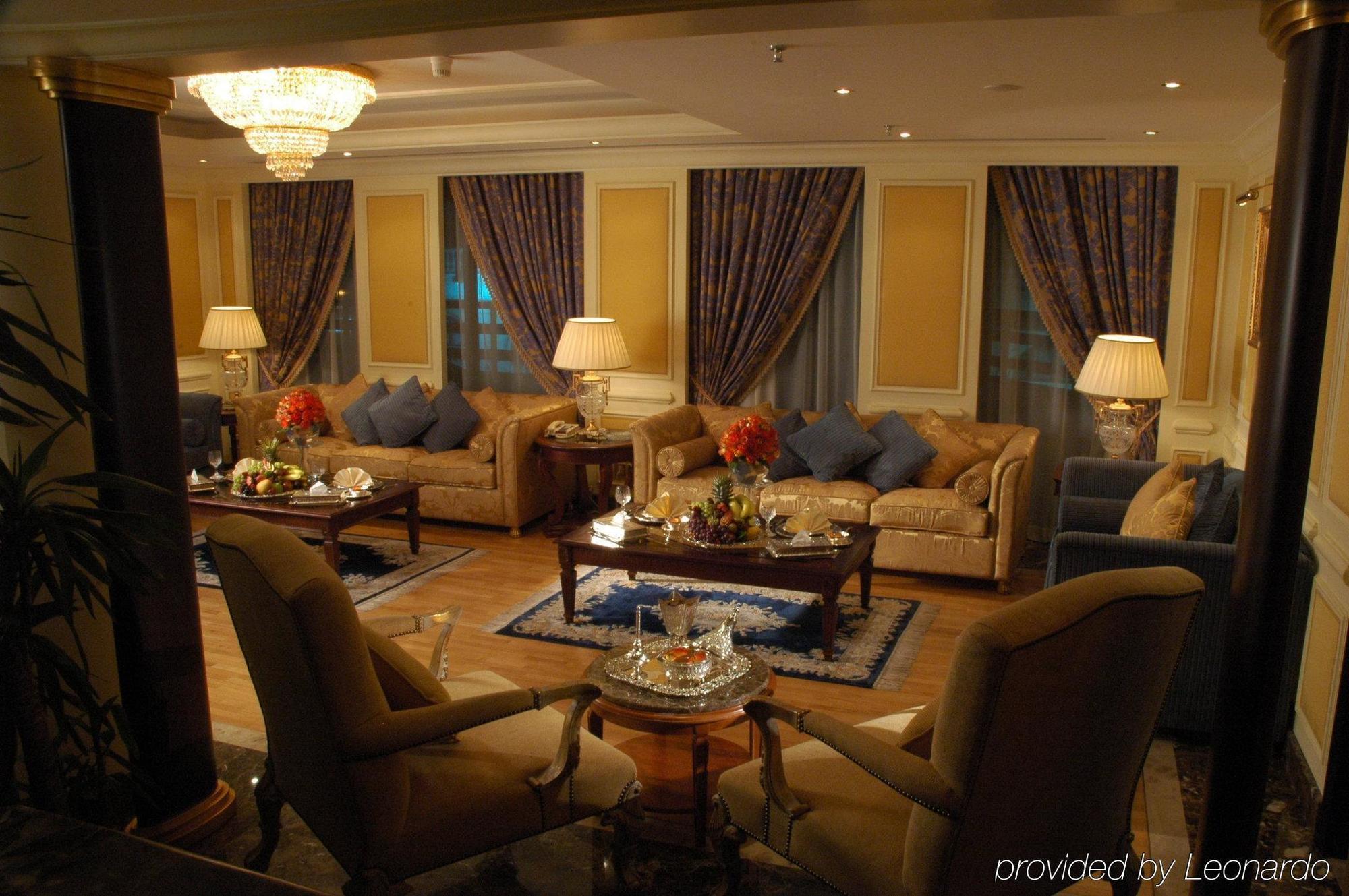 Intercontinental Jeddah By Ihg Hotel Restaurant photo The lounge at the airport